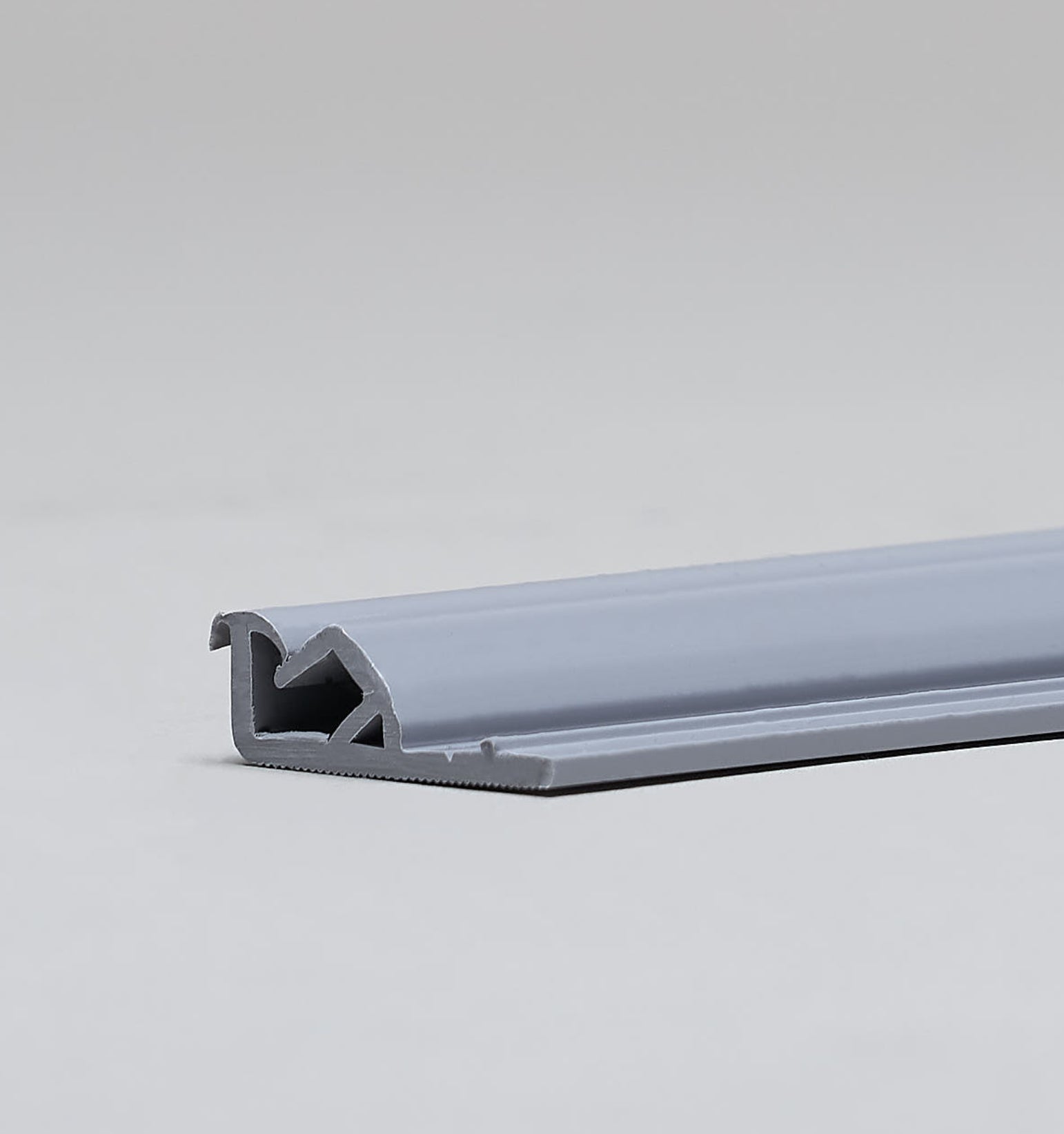 Universal festebar for DESCOR® AP fra Systmhimling, vist i bilde med festeelementer og monteringsdetaljer.