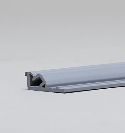Universal festebar for DESCOR® AP fra Systmhimling, vist i bilde med festeelementer og monteringsdetaljer.